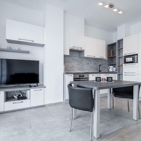 Bpr Chic White Home With Terrace & A/C & Garage Budapeszt Zewnętrze zdjęcie